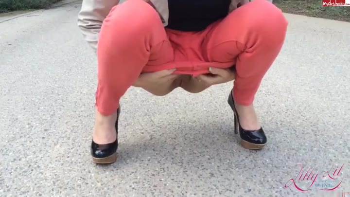 lilly-lil – Natursekt – Lilly pisst Champagner