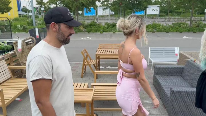 Valery_Venom – 2 AO-Fotzen für 1 verheirateten Schwanz – Öffentlicher Fremdfick vor Möbelhaus