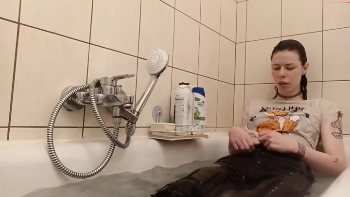 Elli_Young – Badespaß mit großem O