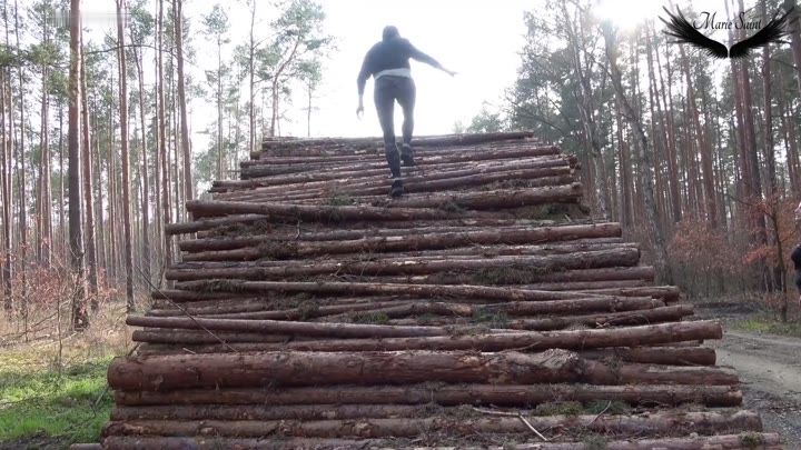 Marie-Saint – EXTREM vom Baum Pissing . Das hättest du nicht gedacht
