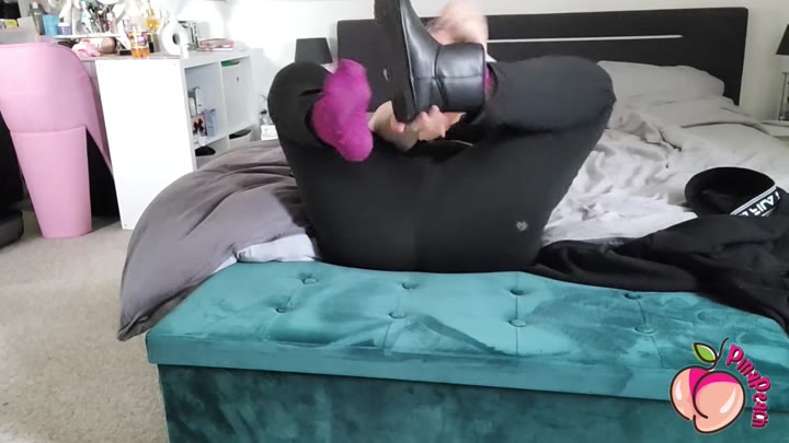 PinaPeach – Selbst besorgen in Boots, Kuschelsocken und Leggings