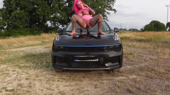 SteffiBlond – FICK MICH ONLY AUF DER MOTORHAUBE – Nasse Muschi zum Sonderpreis