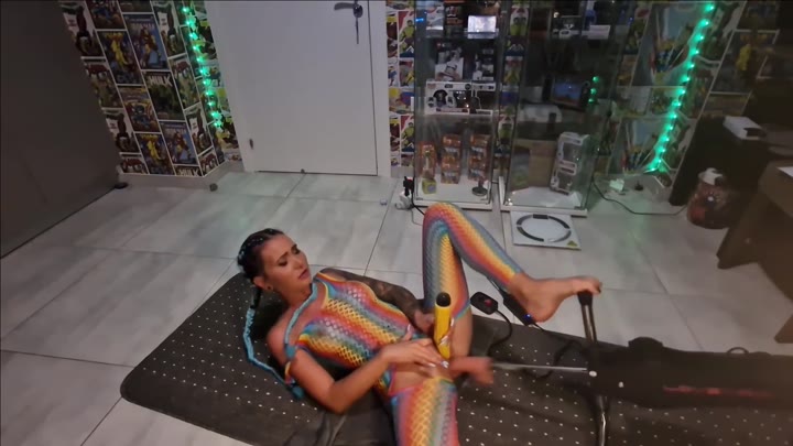 Ginabae – UPS – Mein ERSTES MAL FICKMASCHIENE – Anal mit 300 Stößen die Minute