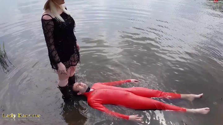 LadyKarame – Mit Absatz im See