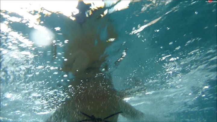 PiaPopp – Im Hotelpool blank gezogen