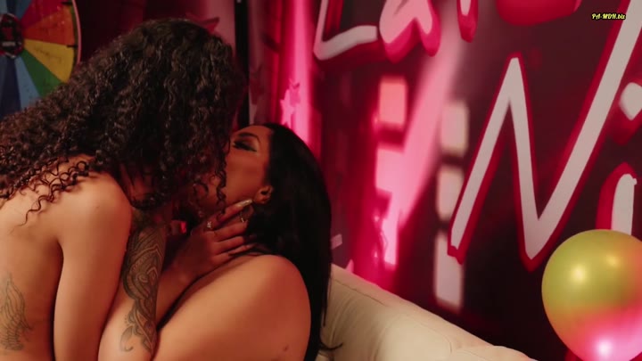 Visit-X – Alyssa-Hot und Ninapralliina auf dem Sofa der Late Night – Folge 202