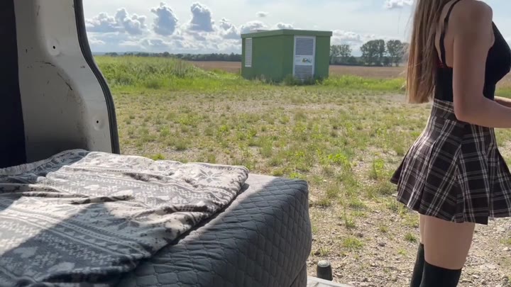 Luna_Lou – OMG Freches Nympho-Teen auf dem Feld gefickt – Vom Mitarbeiter erwischt und weggebumst