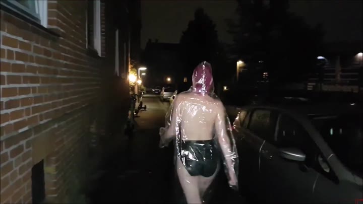 Lynn-Tonic – Zu dreist – Abendspaziergang in transparenter Regenjacke