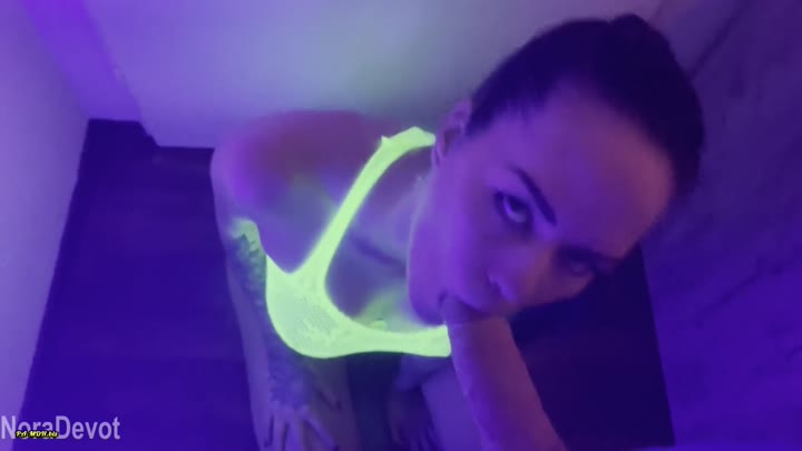 Noradevot – Geiler Schwarzlicht Blowjob