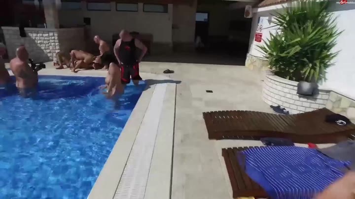 Vienna-Pussy – Outdoor-Party am Pool