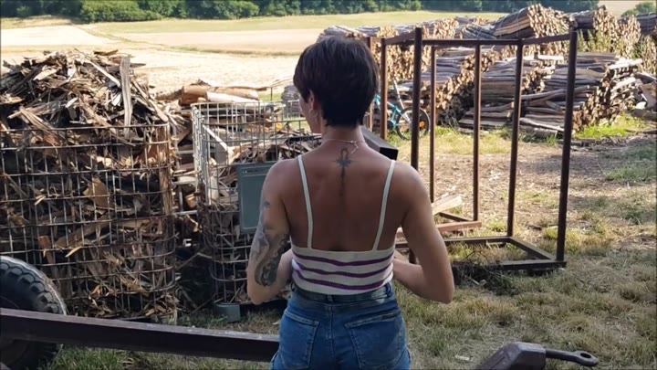 Lara_Bergmann – Das Maedchen vom Lande, so fickt man auf dem Dorf