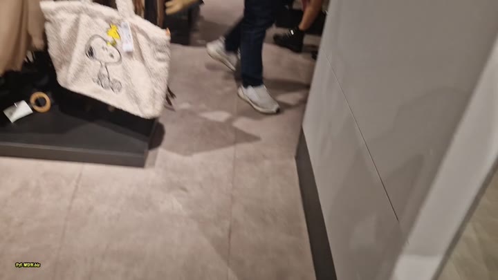 Lara_Bergmann – IM KAUFHAUS zum ORGASMUS gesteuert