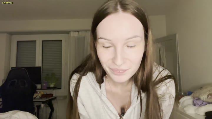 Lu_Lux – Gerade alt genug dafür – In Unterwäsche auf einer Pornoseite