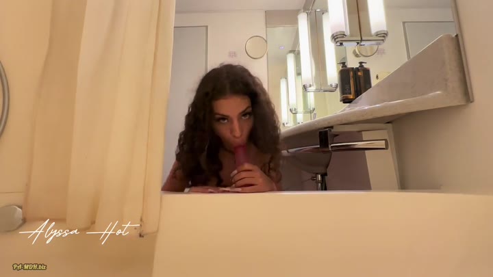 Alyssa-Hot – Horny im Hotelbad
