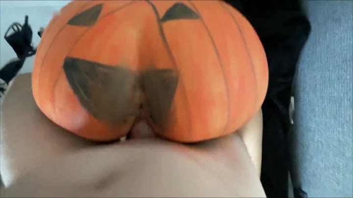 Elenarebelle – Kürbisschlampe bekommt creampie statt Süßigkeiten