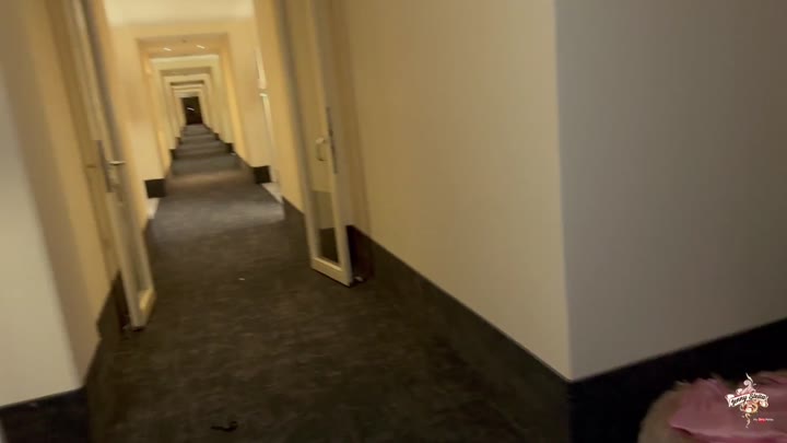 Jenny_Stella – AO LATEX-TEENIE-HOBBYHURE bläst Schwanz schon auf dem Hotelflur ab