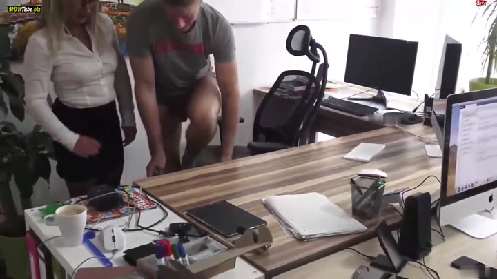 Studentin-Aneta – Bueroschlampe heimlich gefickt