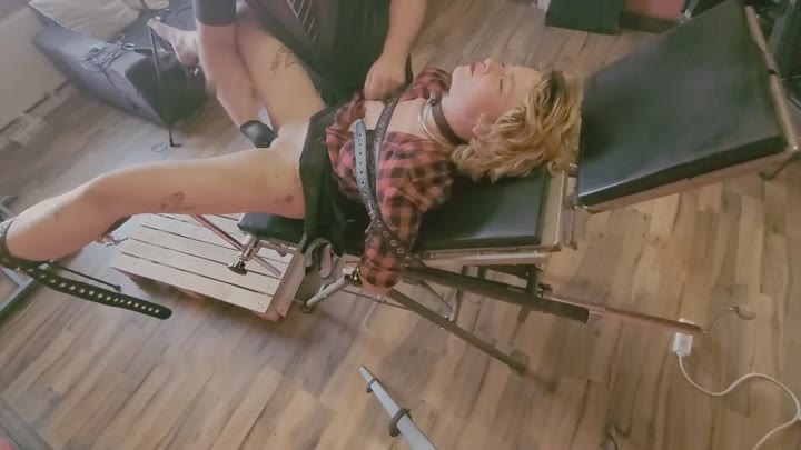 Emily-Addams – Dreckstück Emily auf Gyn-Stuhl gefingert und mit Massagestab gequält