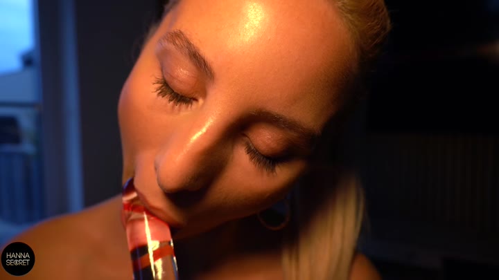 HannaSecret – Türchen 12 – Heute bisschen Selbstliebe mit der Zuckerstange