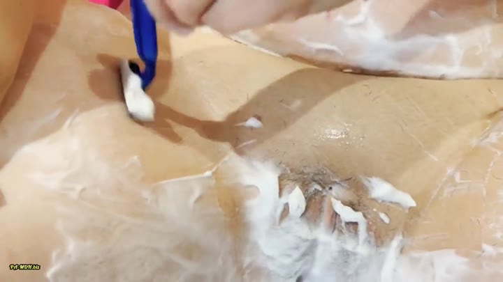 KimberlyCaprice – Ich rasiere mich und öle mir meine Muschi ein