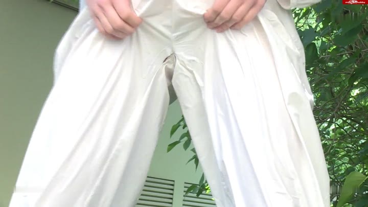 Tiny_Loly – Piss im Saunaanzug