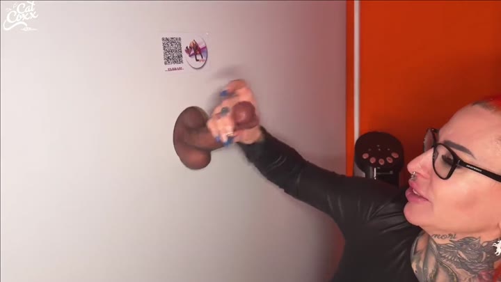 Cat-Coxx – Spermaregen – am Gloryhole hier wird jeder gemolken 100 Prozent authentisch