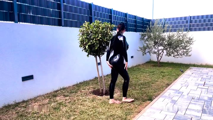 MissAlessaMilano – Pinkeln Latex Catsuit