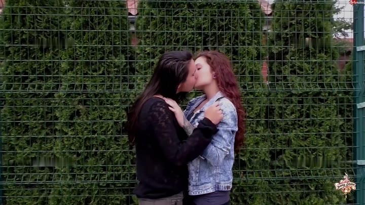 Jenny_Stella – Mein erster Kuss mit einer Frau – Ich bin verzaubert worden – Für sie das erste Mal Public