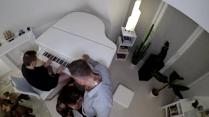 PornSexLove – Ehefrau vor dem Ehemann gefickt