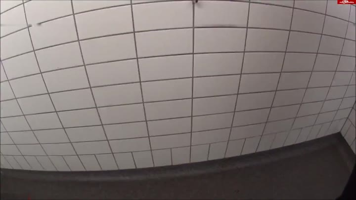 Skylabitch – Hängende Pisshocke auf Herren-WC