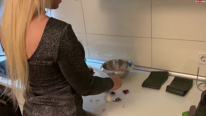 SteffiBlond – Usergummistiefel zu Rouladen verarbeitet – die ganz besonders versaute Kochstunde mit Natursekt