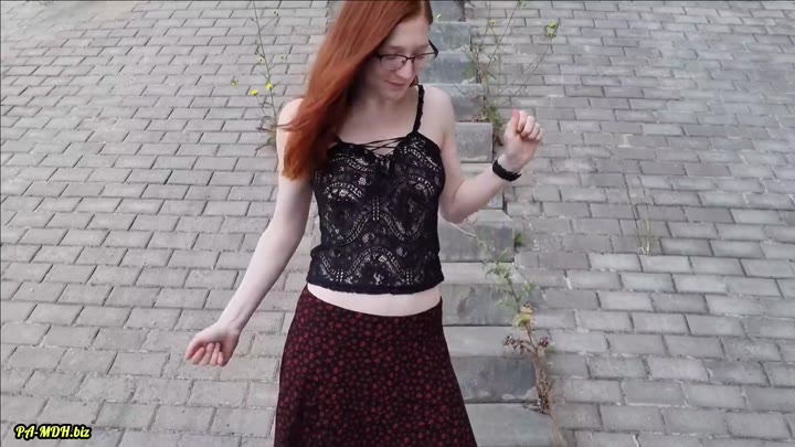 FinaF0xy – Extrem versaut – Treppenpiss mit haariger Pussy