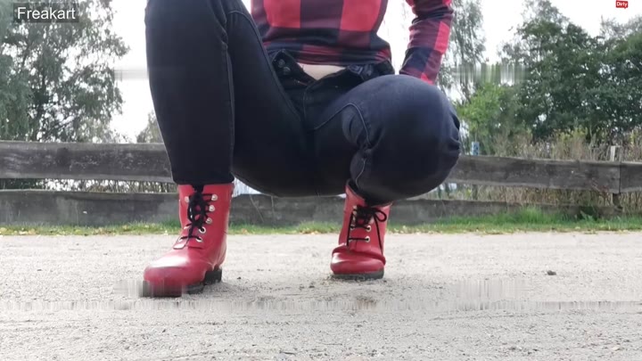 freakart – Verzweifelt dringend pissen beim Spazieren gehen