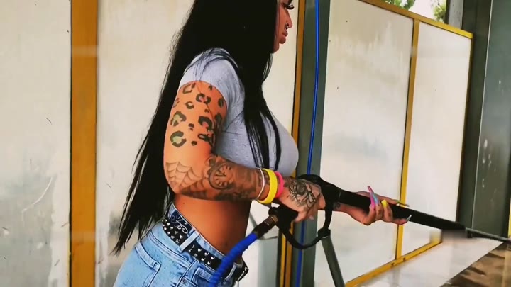 Goddes_Xena – Die Göttin wäscht ihr Auto