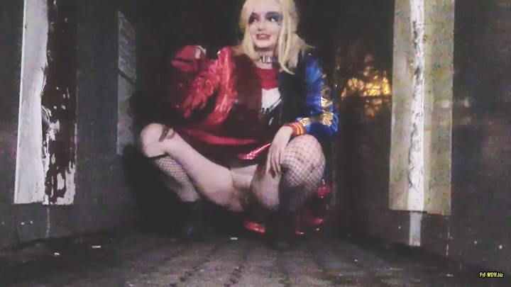 Iva_S0nnenschein – Pipi zwischen Glascontainern – Hoffentlich hat mich keiner gesehen