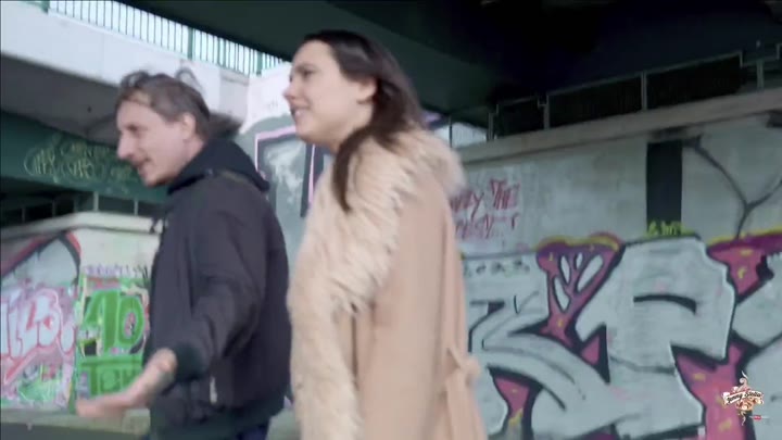 J3nny_St3lla – MEGA PUBLIC – UNCUT LIVE SEX unter den Brücken von Berlin. Vorspann mit der sexy Mia Adler