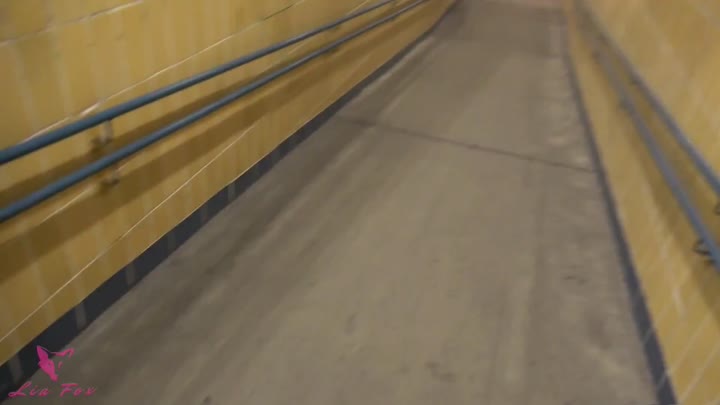 Lia-F0x – XXL Mutprobe – Riesendildo an S-Bahnhof gefickt