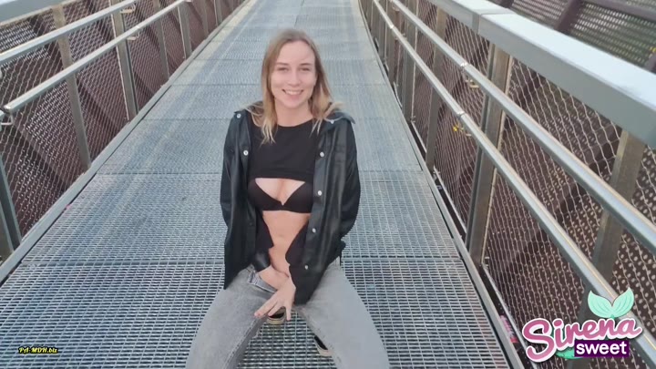 SirenaSweet – Frech und Spontan – Public gefingert