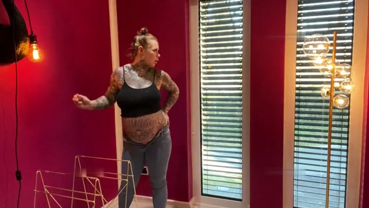 SteffiBlond – Im a work bitch – HOCHSCHWANGER BEIM HANDWERKEN EINGEPISST