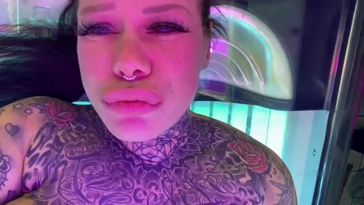 SteffiBlond – Pisse & muttermilch DIREKT UNTERM SOLARIUM