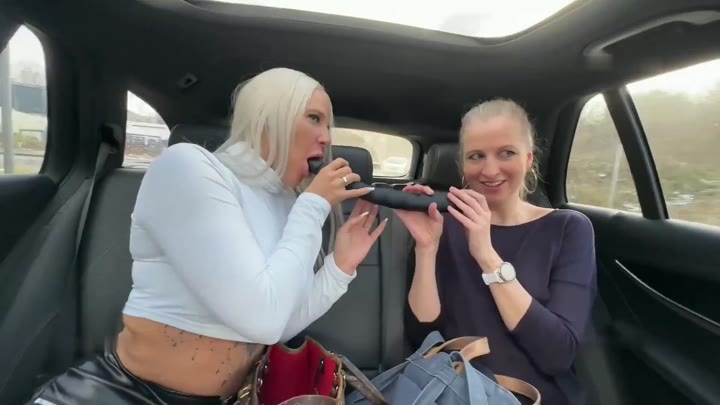 TARA_FUN – KRASS 2 BITCHES treiben es HART im Taxi