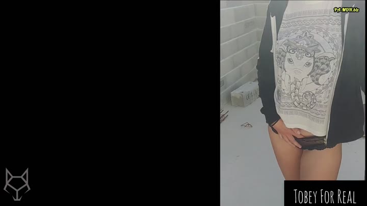 Tobey_for_real – Leonie – Im Höschen durch die Stadt – In der Baustelle auf den Arsch gespritzt