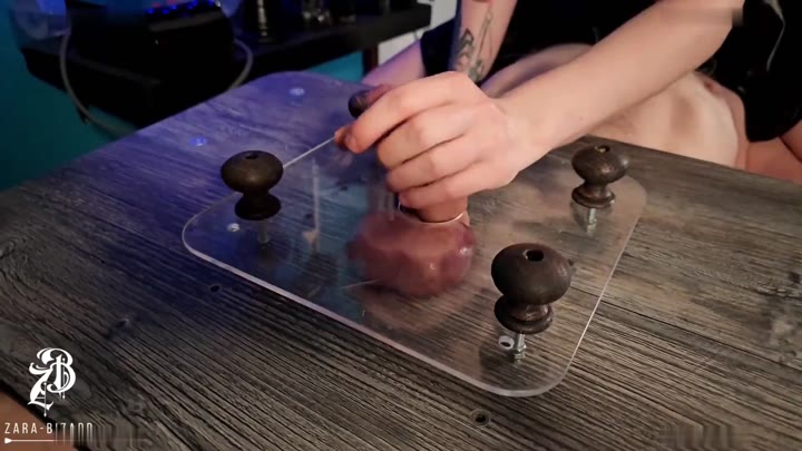 Zara-Bizarr – Eierbehandlung am Cock Table – Scheibst du nochmal mit einer anderen