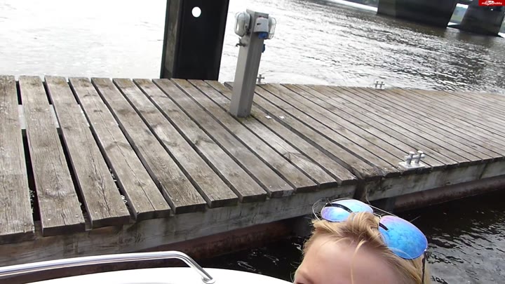 B!bixxx – Mega Public – Cumshot mitten auf dem Wasser