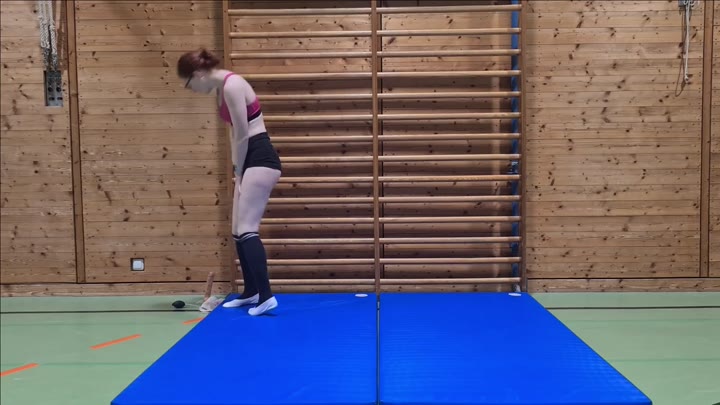 FinaF0xy – Wahnsinn – Waehrend der Sportstunde Dildo gefickt