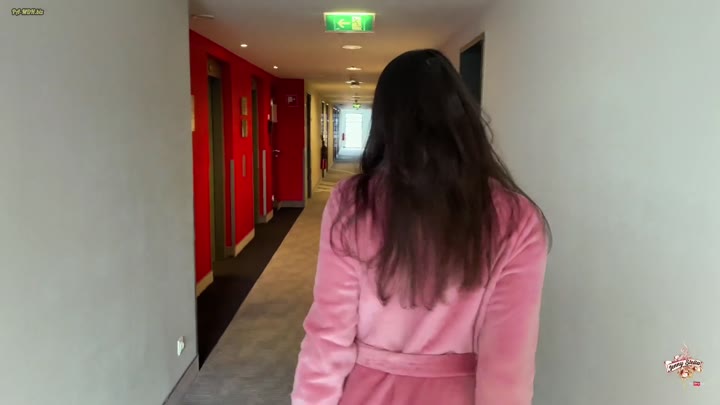 J3nny_St3lla – Oeffentlich durchs ganze Hotel – Mit Plug im engen Poloch