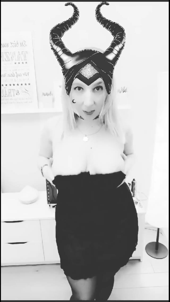 JustKerry – Märchenhaft – Ich mag es dunkel und böse