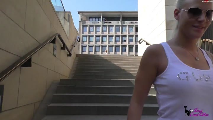 Lara-CumK!tten – Extrem dreist – Public Piss mitten in der Koelner Fugaengerzone