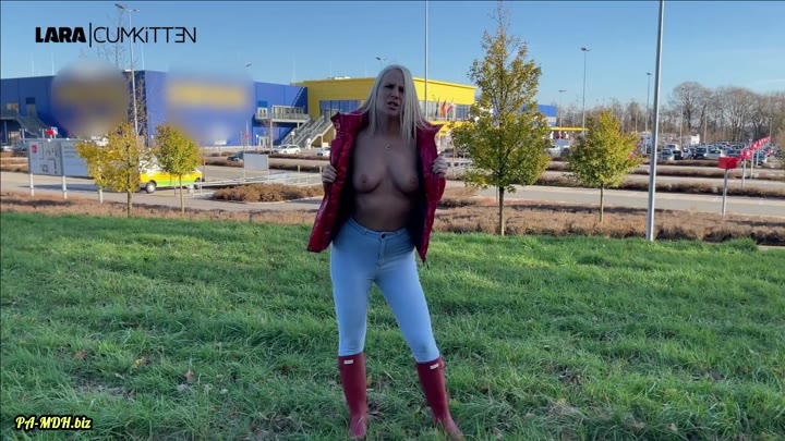 Lara-CumK!tten – Public Piss – Natursekt Flut in Jeans und Gummistiefel