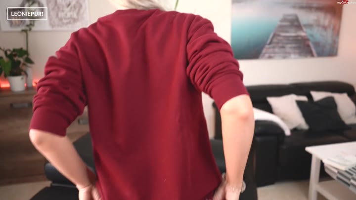 Le0nie-pur – Scharfe Studentin braucht Sex – Einfach den Mitbewohner verfuehrt